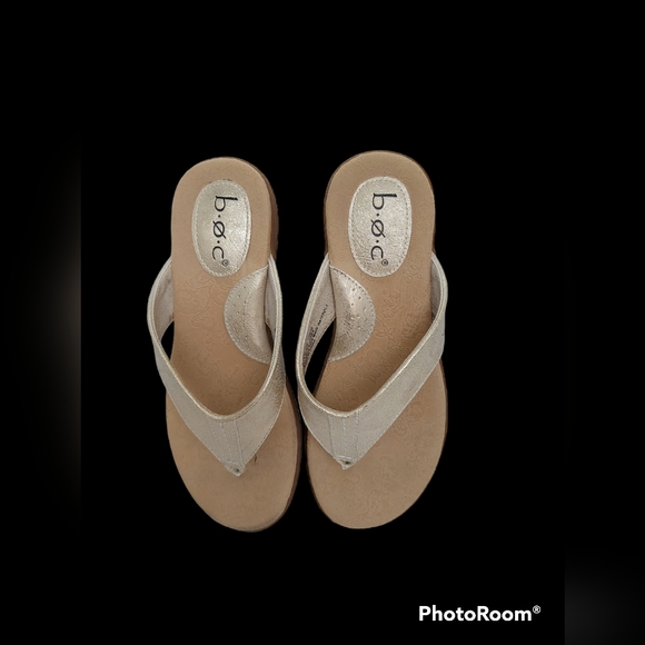 B.O.C Gold Metallic Thong Sandals Women's Size 6M - Picture 2 of 7